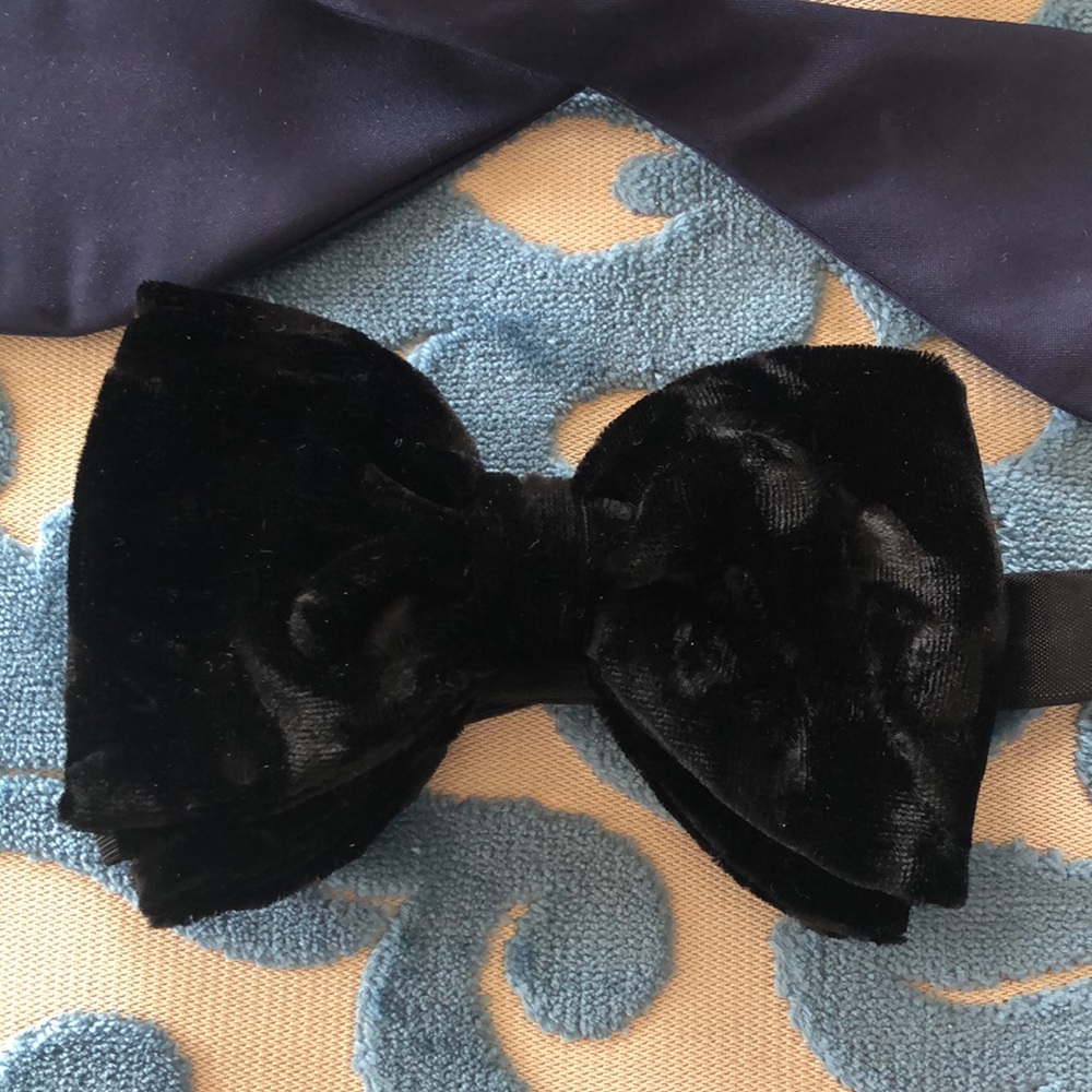 Classic Bow Tie - Picture 1 of 6